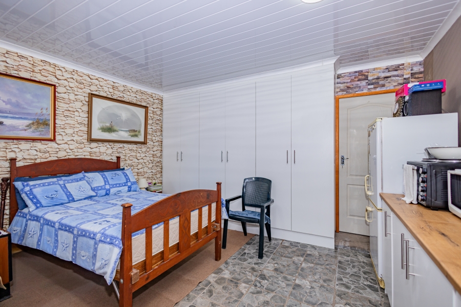 5 Bedroom Property for Sale in Peerless Park Western Cape